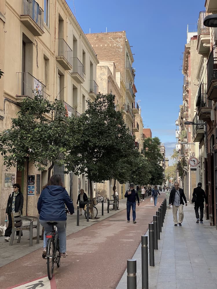 Passants et cyclistes sur la Rambla de Poblenou