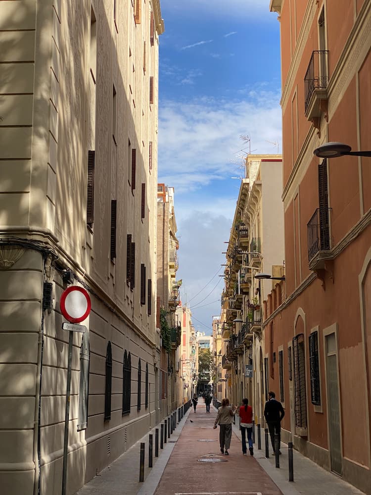 Rue étroite du quartier de Poblenou