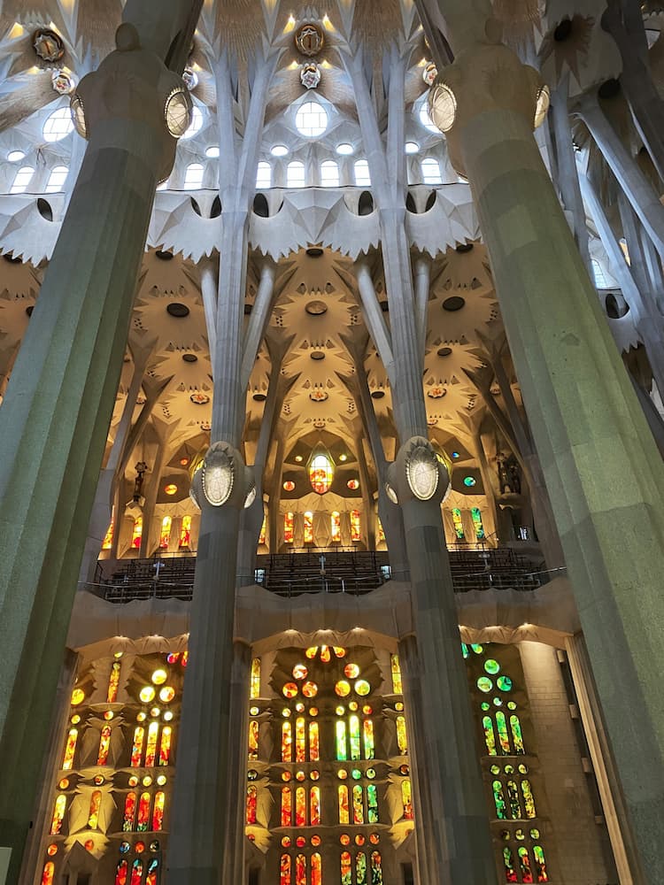 Vitraux colorés de la Sagrada Família diffusant une lumière dans la nef