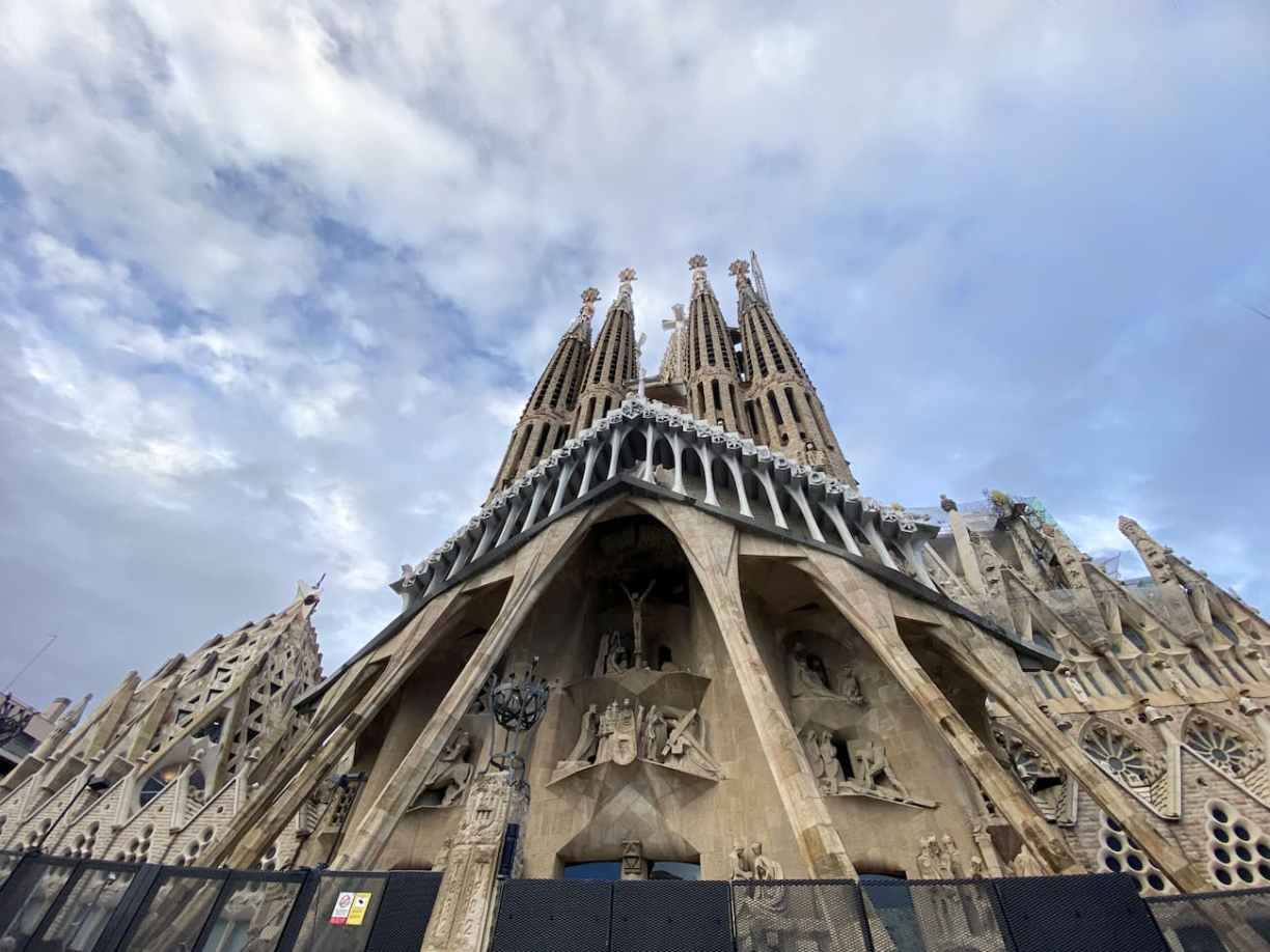 Façades et tours de la basilique de la Sagrada Família à Barcelone