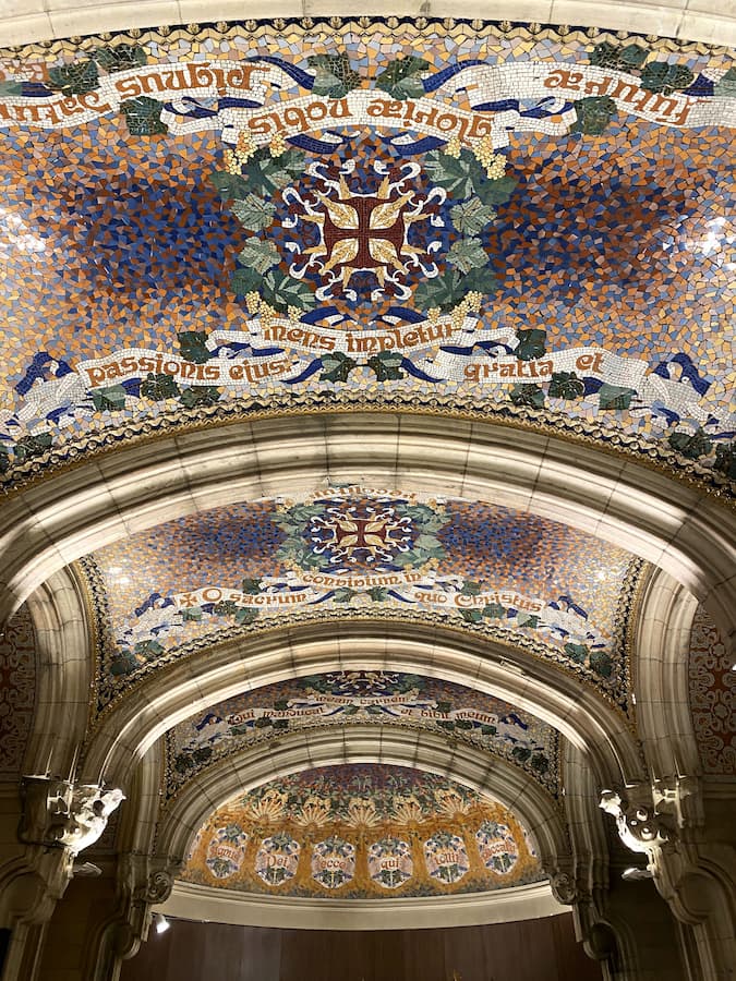 Chapelle ornée de mosaïques dans l’église Sant Joan de Gràcia