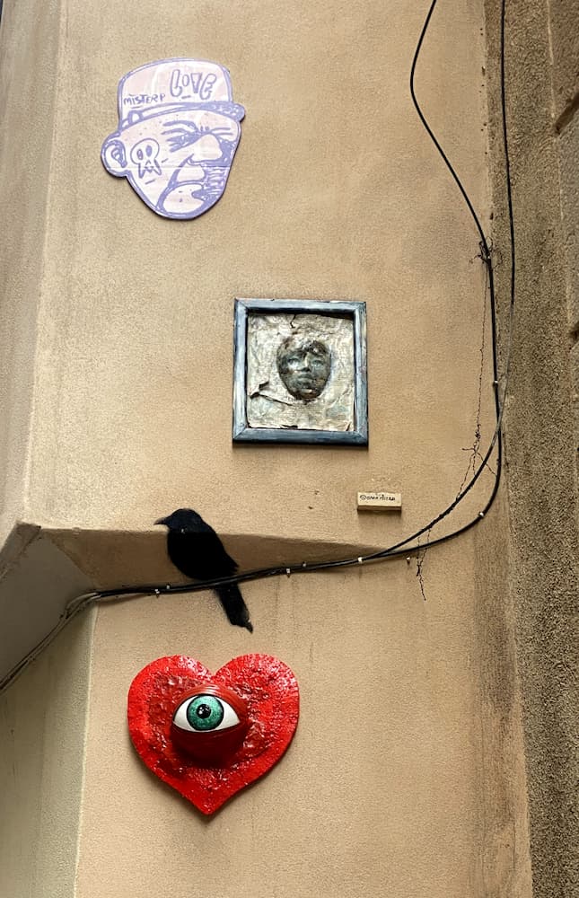 Petites œuvres de street art dans le quartier gothique de Barcelone