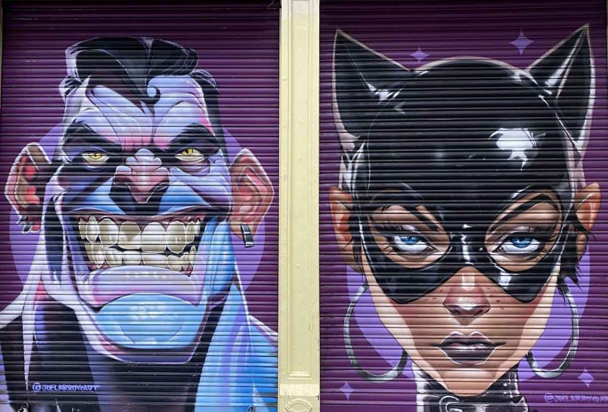 Rideaux métalliques d'un magasin d'article de sports mécaniques sur une avenue de Barcelone