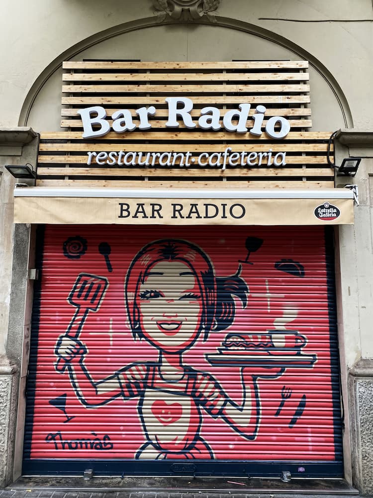 Rideau métallique peint devant un bar fermé dans le quartier de l’Eixample à Barcelone