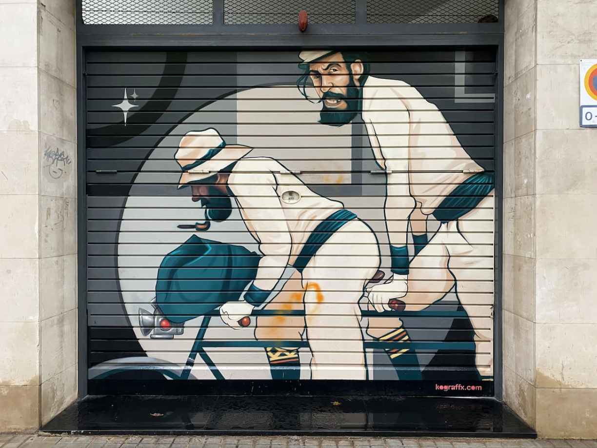 Œuvre de street art sur la porte d’un garage souterrain dans le quartier de l’Eixample à Barcelone