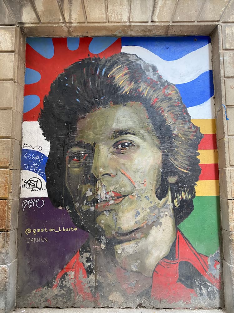 Collage artistique sur un mur du quartier d’El Born à Barcelone