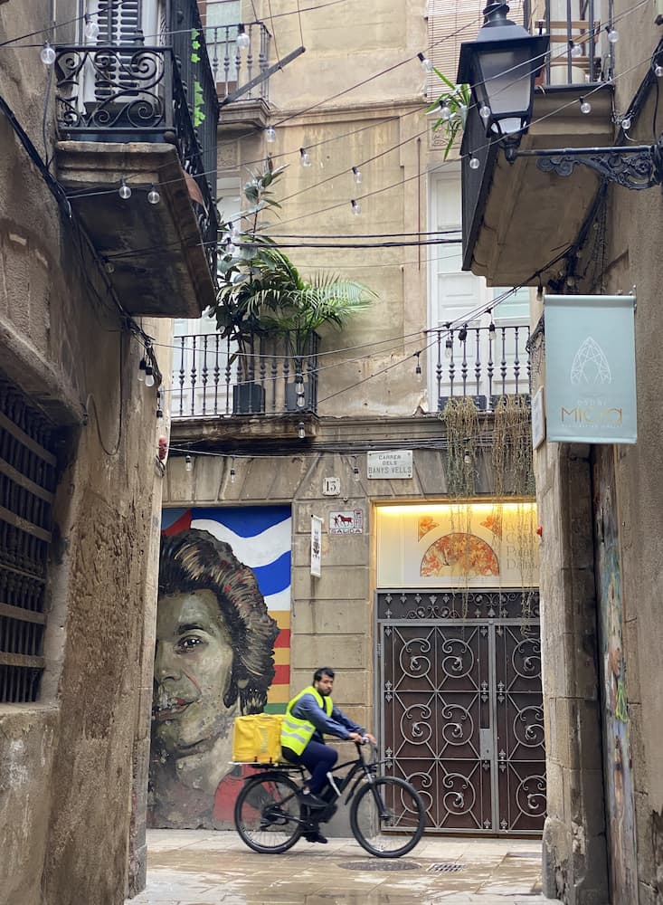Street art dans une ruelle d'El Born à Barcelone
