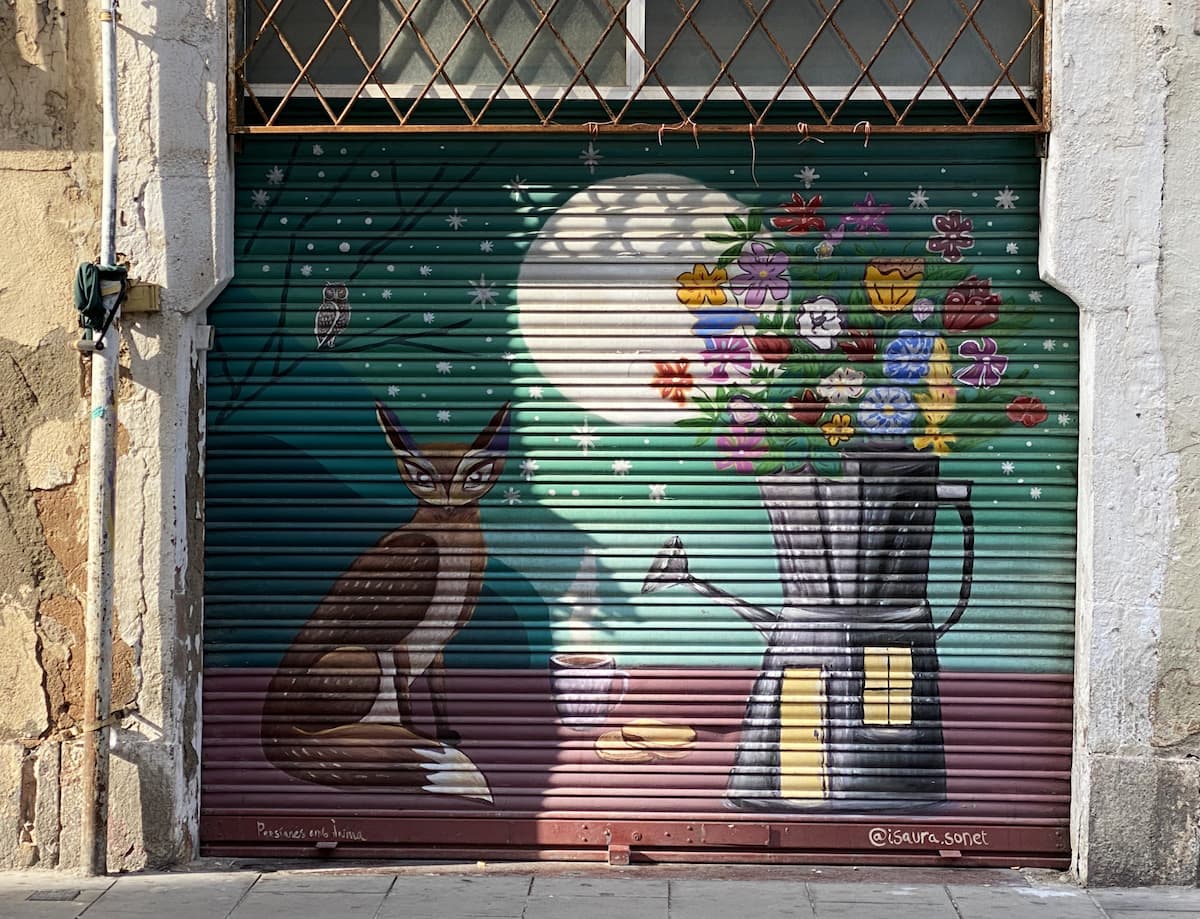 Œuvre de street art dans une rue du quartier d’El Raval à Barcelone