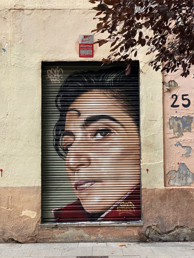 Fresque de street art dans une rue du quartier de Gràcia